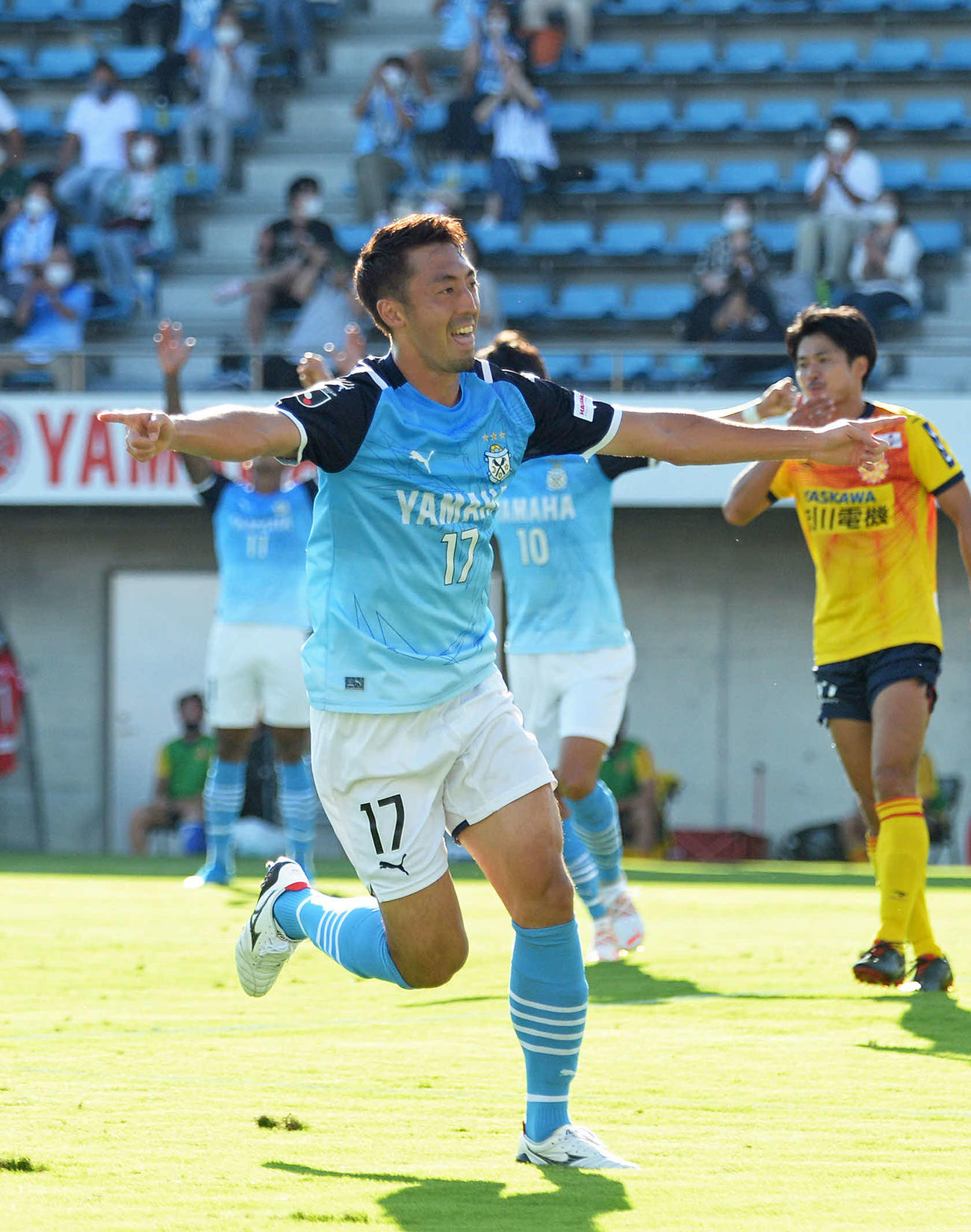 前半20分にチーム3点目を挙げ、両手を広げて喜ぶ磐田MF鈴木雄