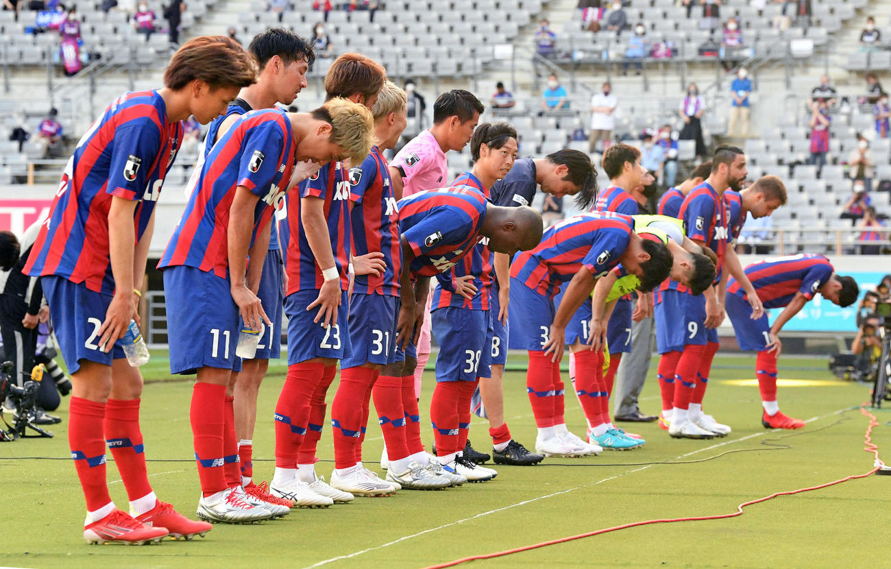 東京対名古屋　決勝進出を逃し悔しげにサポーターにあいさつする東京イレブン（撮影・滝沢徹郎）