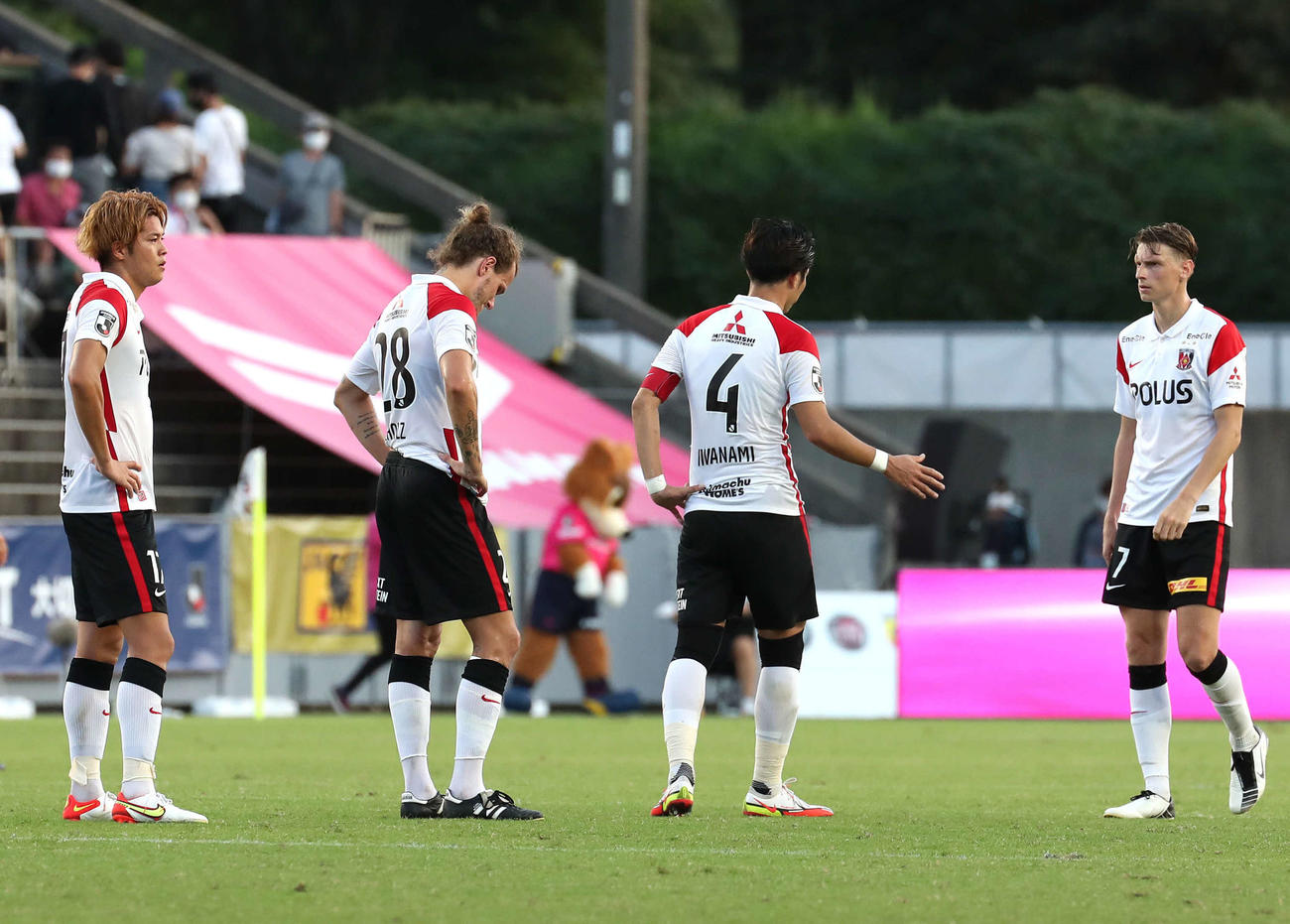 C大阪対浦和　C大阪に敗れて肩を落とす浦和イレブン（撮影・白石智彦）