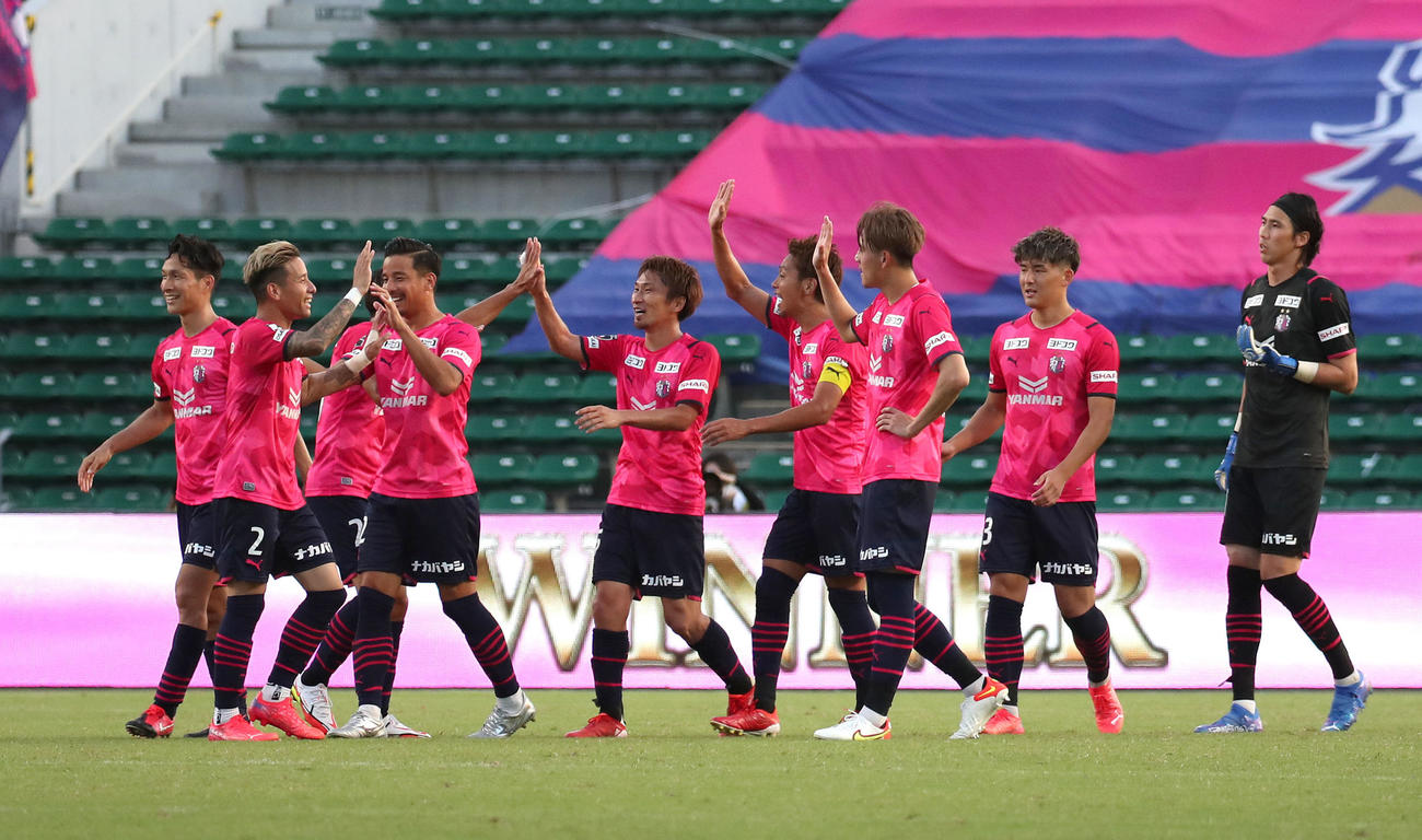 C大阪対浦和　浦和に勝利してルヴァン杯決勝進出を決めてハイタッチを交わして喜ぶC大阪イレブン（撮影・白石智彦）