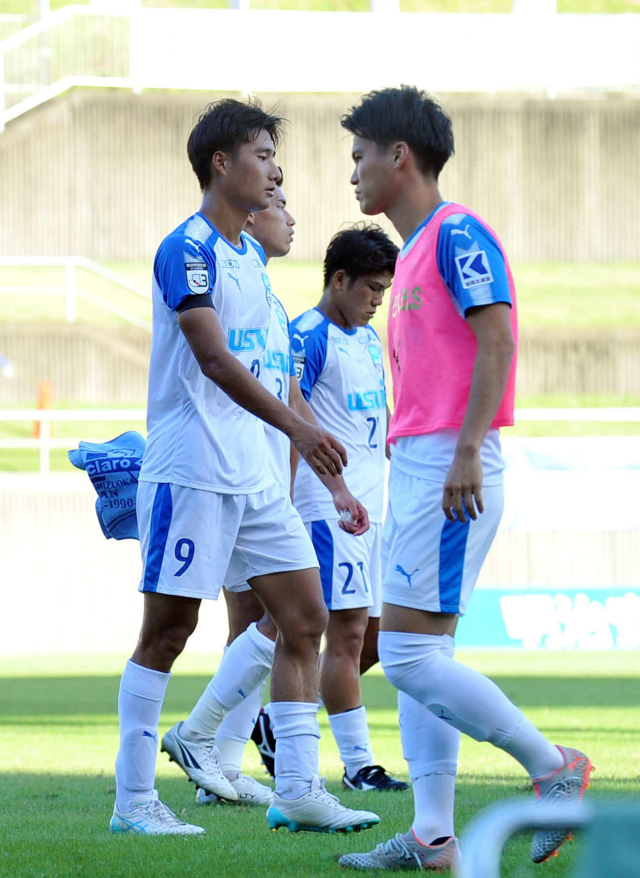 肩を落として引き揚げる沼津の選手たち