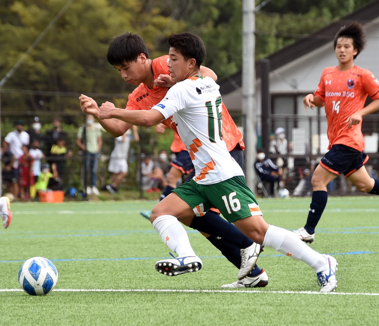 攻守で躍動した青森山田MF田沢（手前）