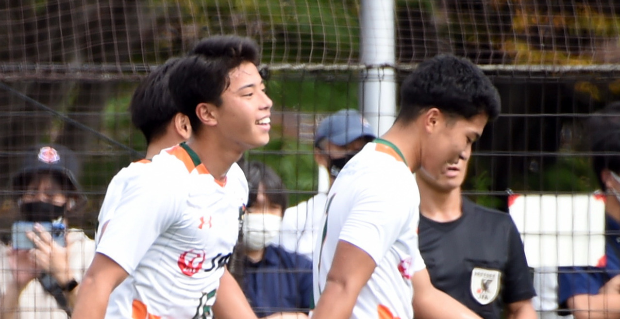 前半、青森山田MF田沢（左）は、先制ゴールを決め、笑顔を見せる