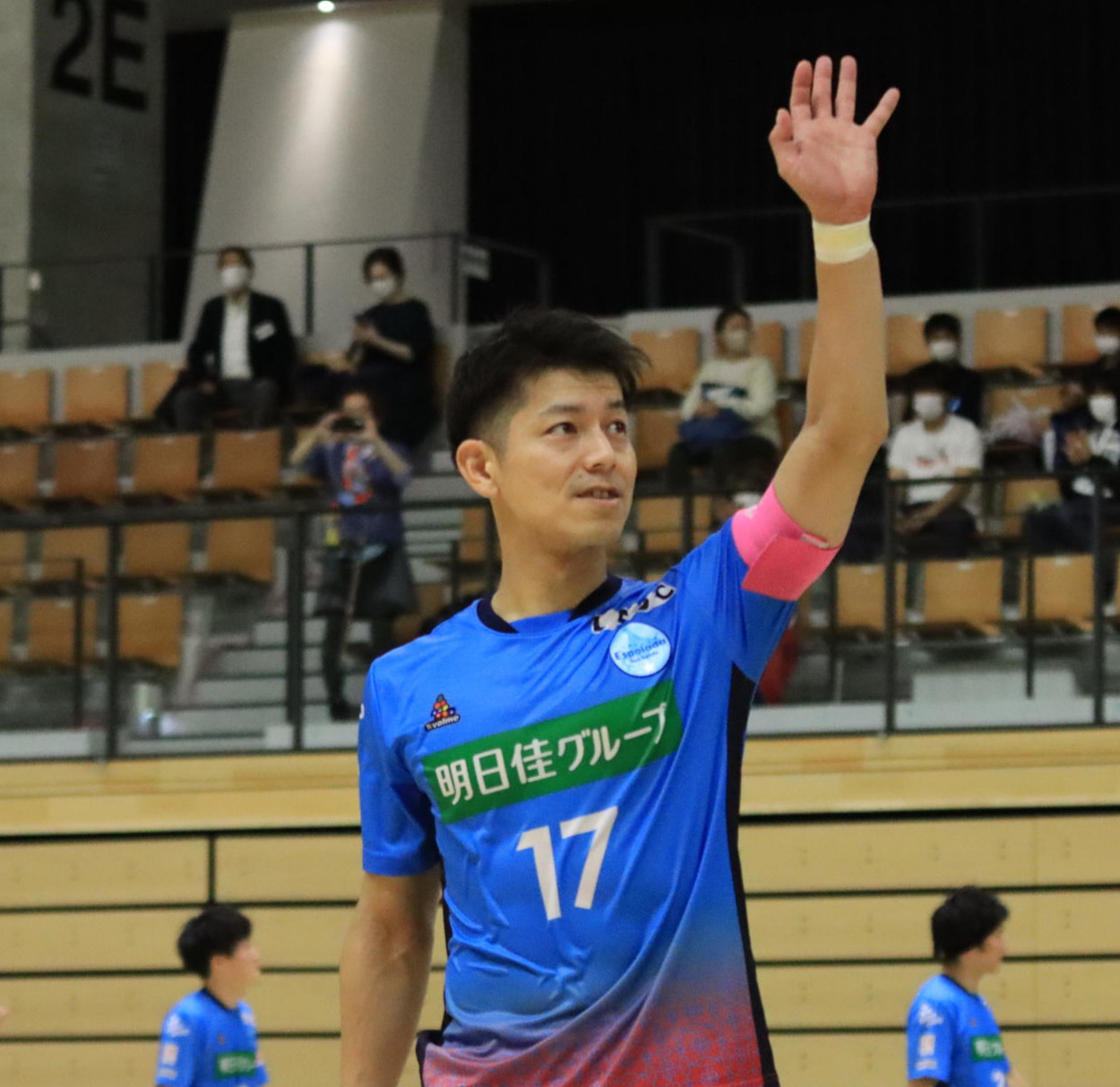 Fリーグ通算400試合目の出場を達成したエスポラーダ北海道の水上は試合後、客席へ手を振る（撮影・保坂果那）