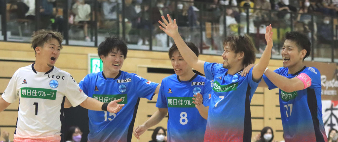 Fリーグ通算400試合目の出場を達成したエスポラーダ北海道の水上（右端）は、ゴールを挙げた室田（左から4人目）らと喜ぶ（撮影・保坂果那）
