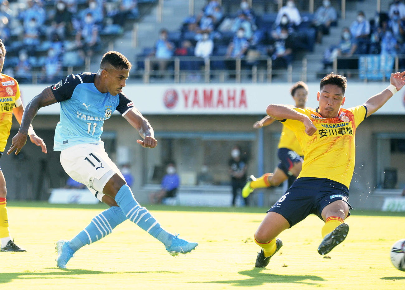 9日、北九州戦の前半15分、同点ゴールを決める磐田FWルキアン（左）
