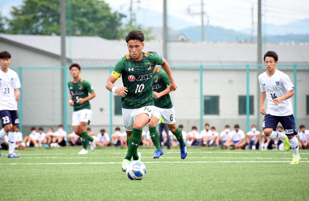7月4日の東京U－18との試合でプレーする青森山田MF松木（中央）