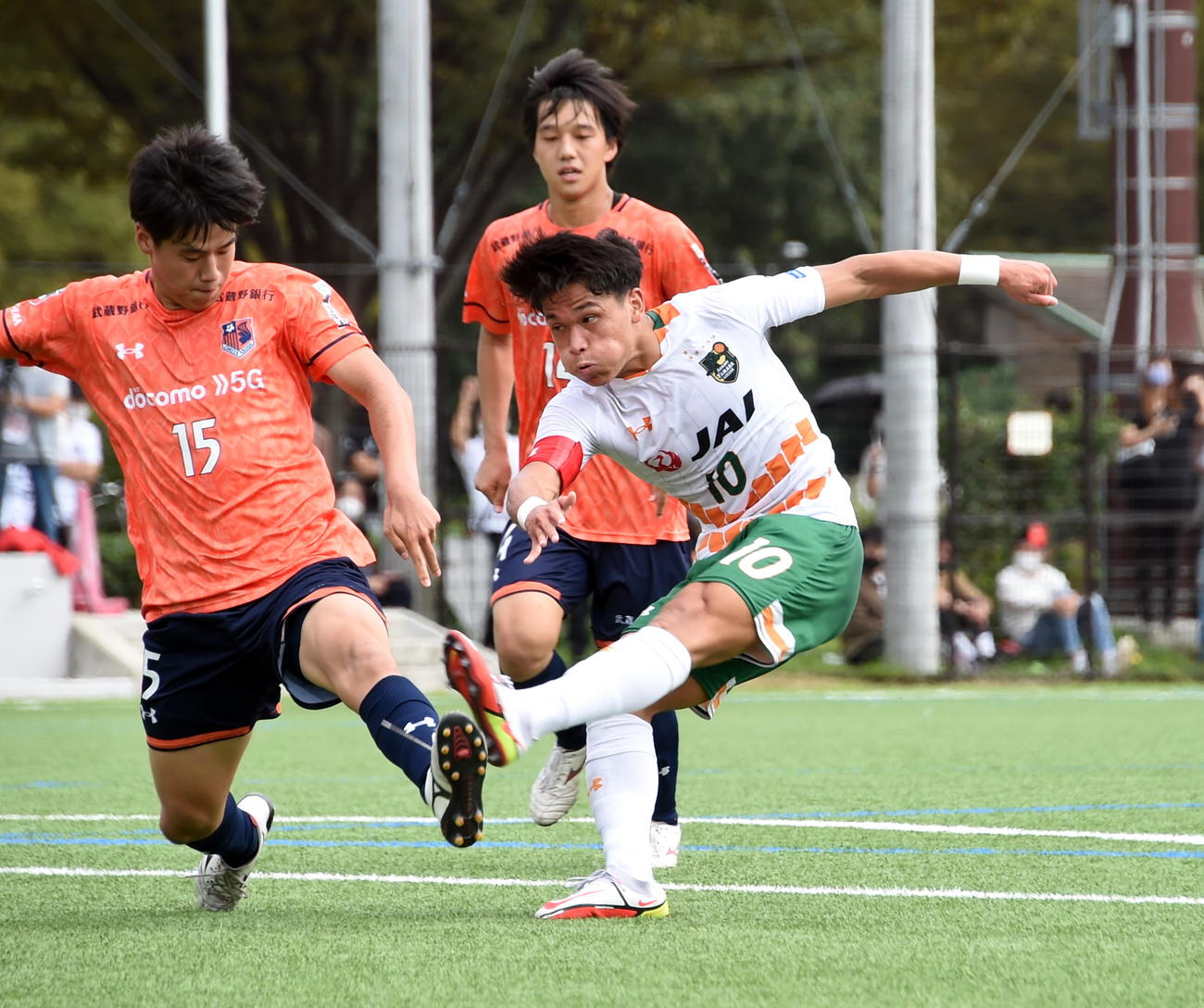 10日に行われた大宮U18との試合でシュートを打つ青森山田MF松木（手前右）