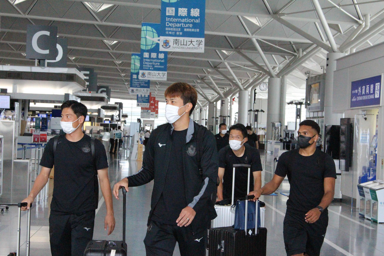 ACL準々決勝・浦項戦に向けて中部国際空港から韓国へ出発する名古屋のメンバー（名古屋グランパス提供）