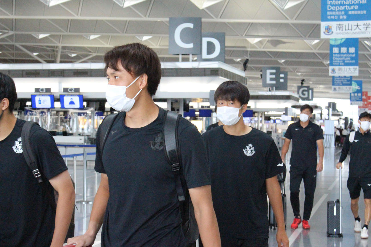 ACL準々決勝・浦項戦に向けて中部国際空港から韓国へ出発する名古屋のメンバー（名古屋グランパス提供）