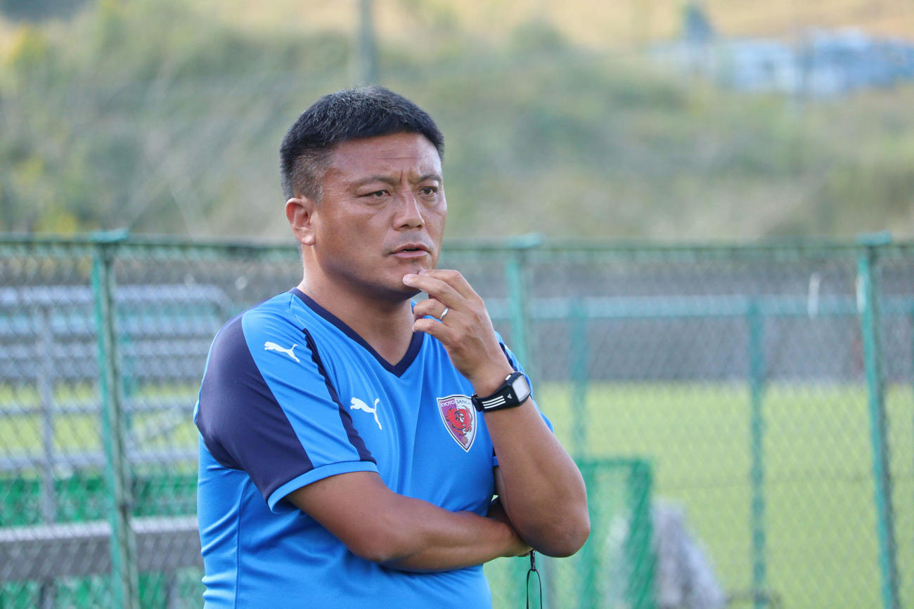 練習の指揮を執るJ2京都の曹貴裁監督（京都サンガFC提供）