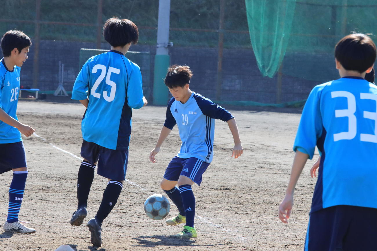 練習する室蘭清水丘イレブン。左から3人目はDF西村主将（撮影・保坂果那）