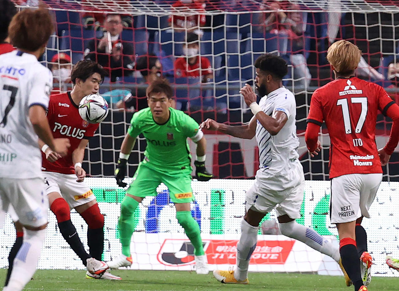 浦和対G大阪　後半終了間際、ペナルティエリア内でG大阪パトリック（右から2人目）のボールが浦和岩波（左）の手に当たりPKとなる（撮影・河野匠）