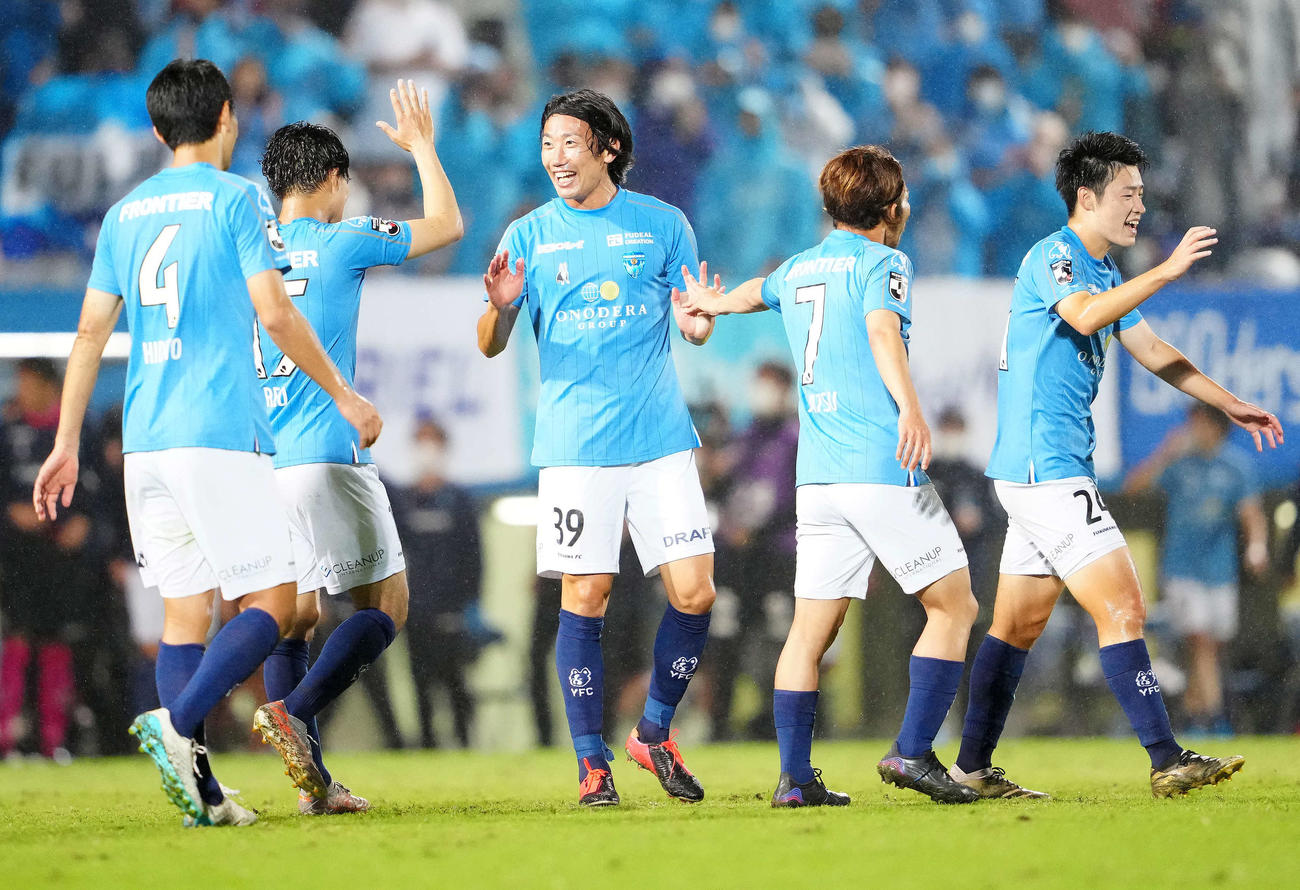 横浜FC対徳島　徳島に勝利し喜ぶ渡辺（中央）ら横浜FCの選手たち（撮影・江口和貴）
