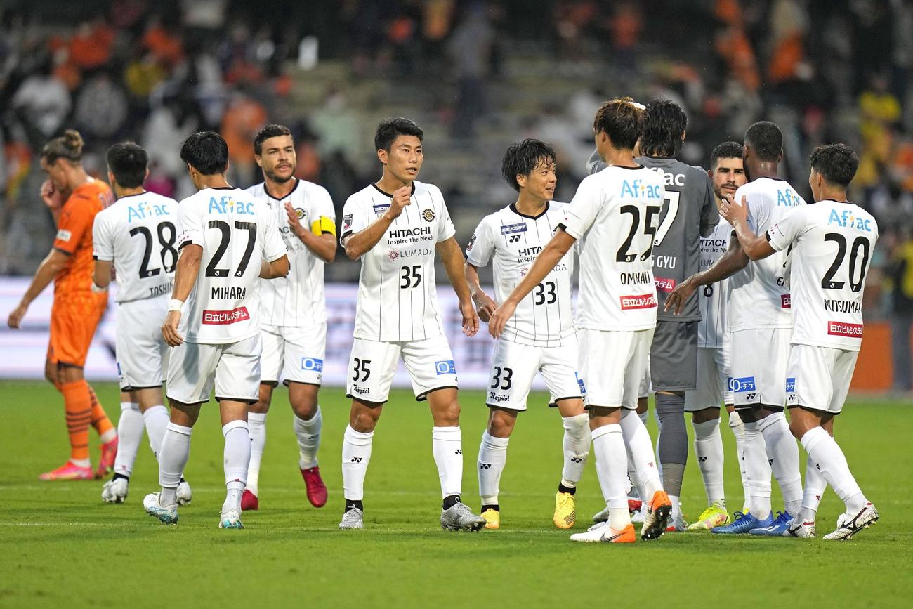 清水に勝利し、タッチを交わす柏イレブン（共同）