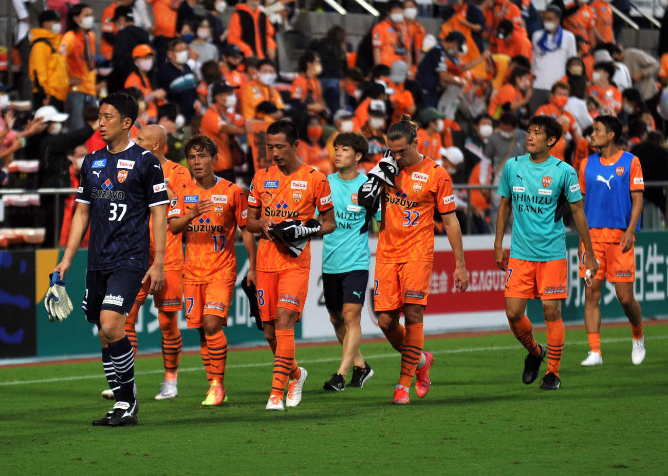 試合後、サポーターへあいさつに向かう清水の選手たち