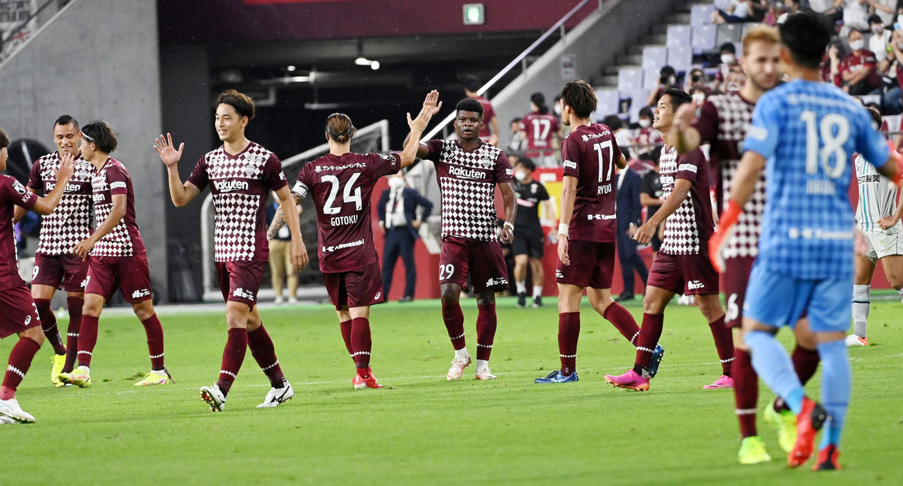 神戸対福岡　福岡に勝利し、喜ぶ神戸イレブン（撮影・前岡正明）