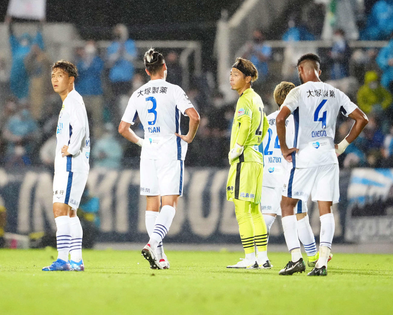 横浜FC対徳島　横浜FCに敗れ、厳しい表情で整列するGK上福元（中央）ら徳島の選手たち（撮影・江口和貴）