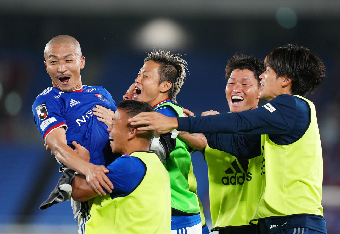 横浜対札幌　後半、ゴールを決めチームメートと抱き合う横浜前田（左）（撮影・横山健太）