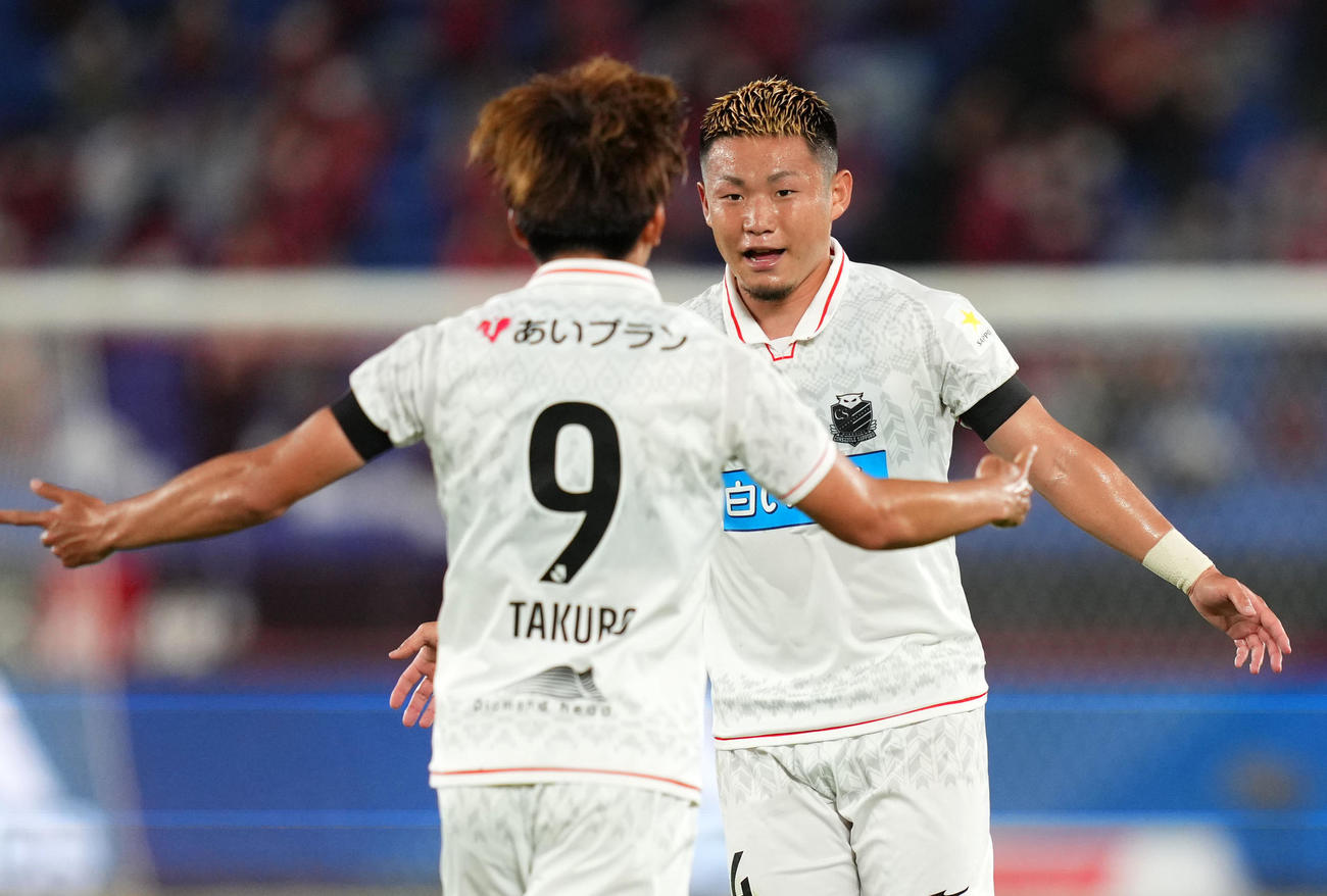 横浜対札幌　前半、先制ゴールを決める札幌菅（撮影・横山健太）