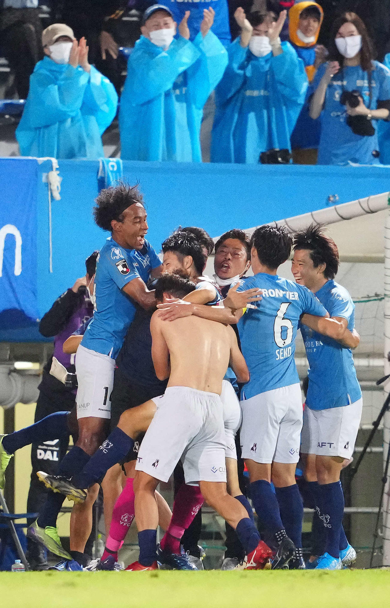 横浜FC対徳島　後半、高木が勝ち越しゴールを決め歓喜する横浜FCの選手たち（撮影・江口和貴）