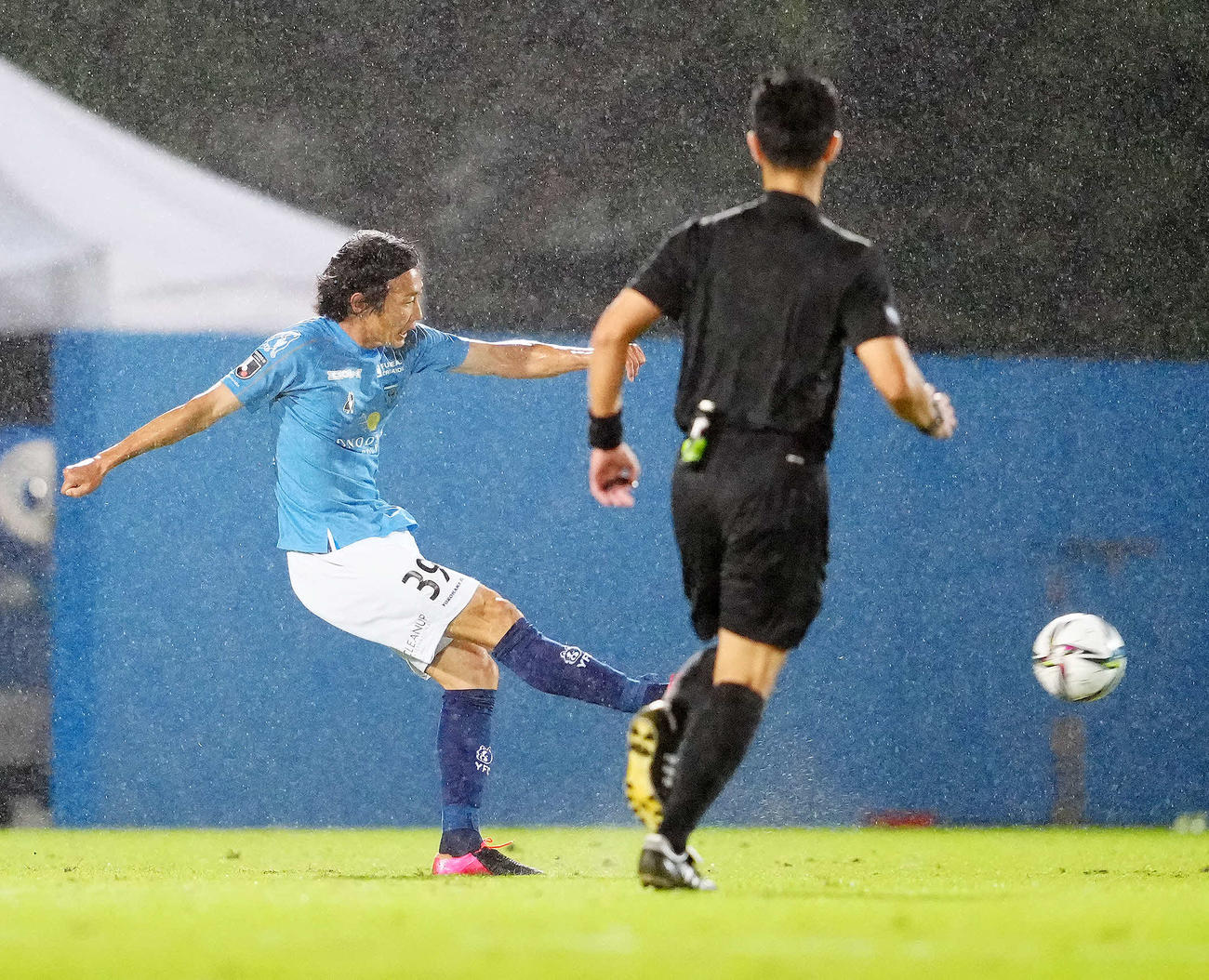 横浜FC対徳島　後半、チーム5点目のゴールを決める横浜FC渡辺（撮影・江口和貴）