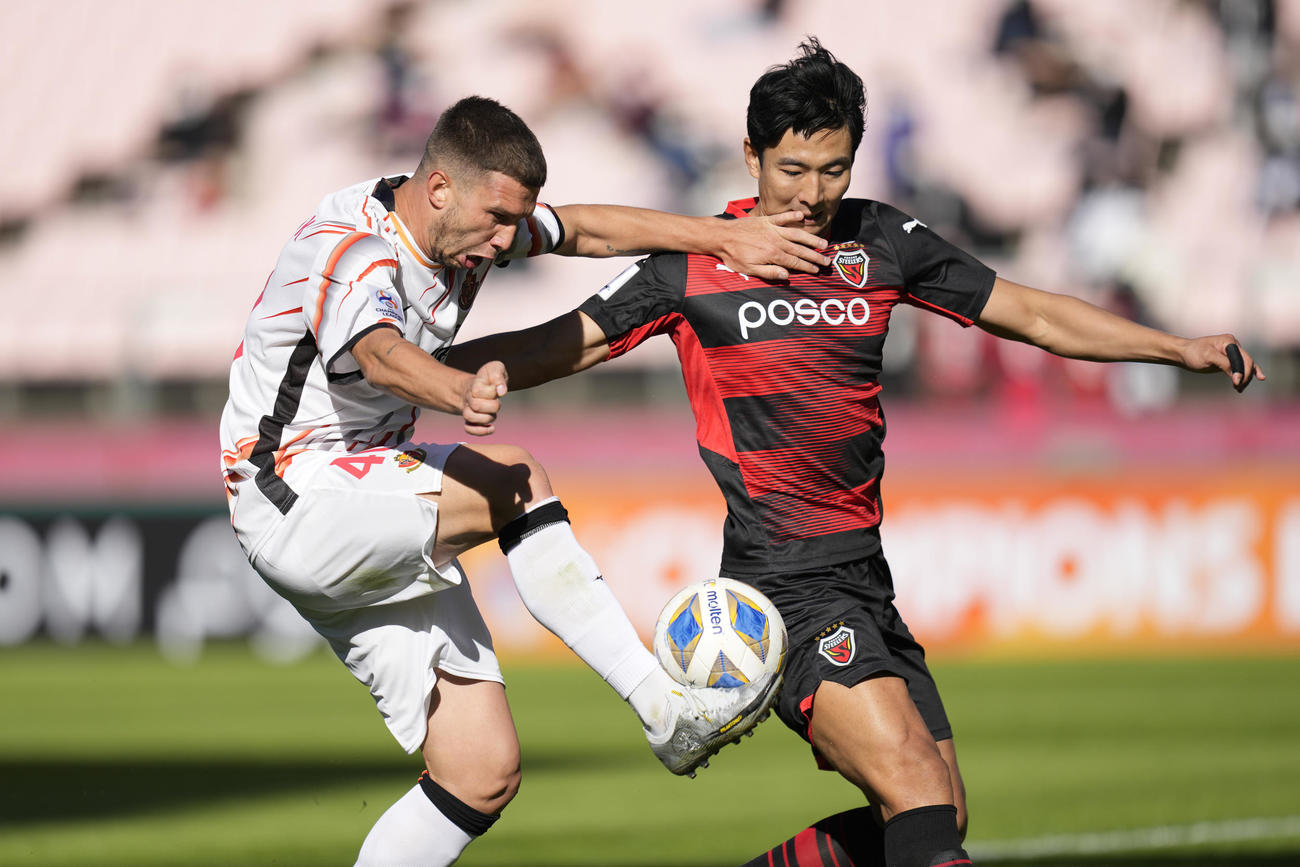 競り合う名古屋シュヴィルツォク（左）（AP）