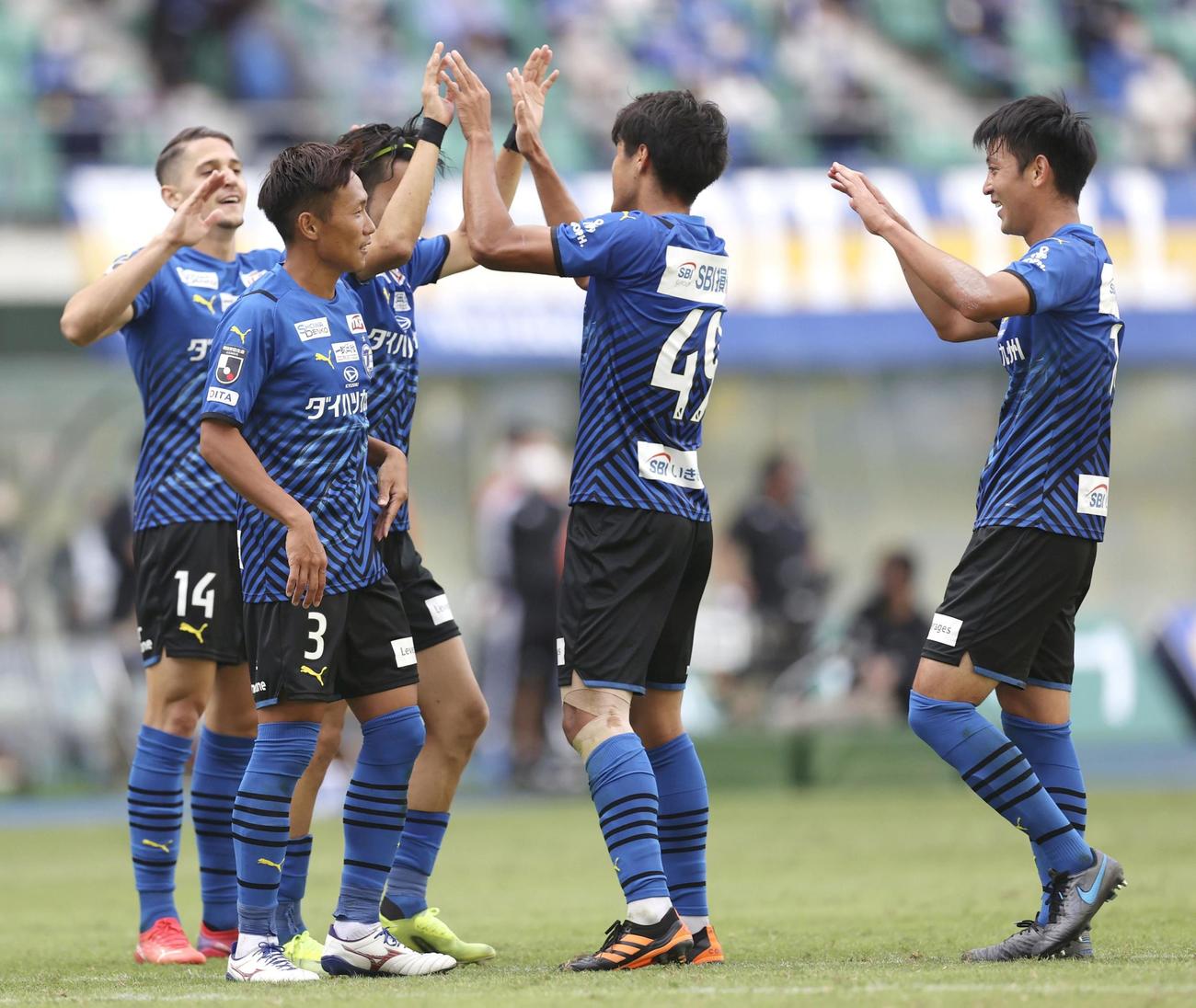 大分対仙台　仙台に勝利した大分イレブン（共同）