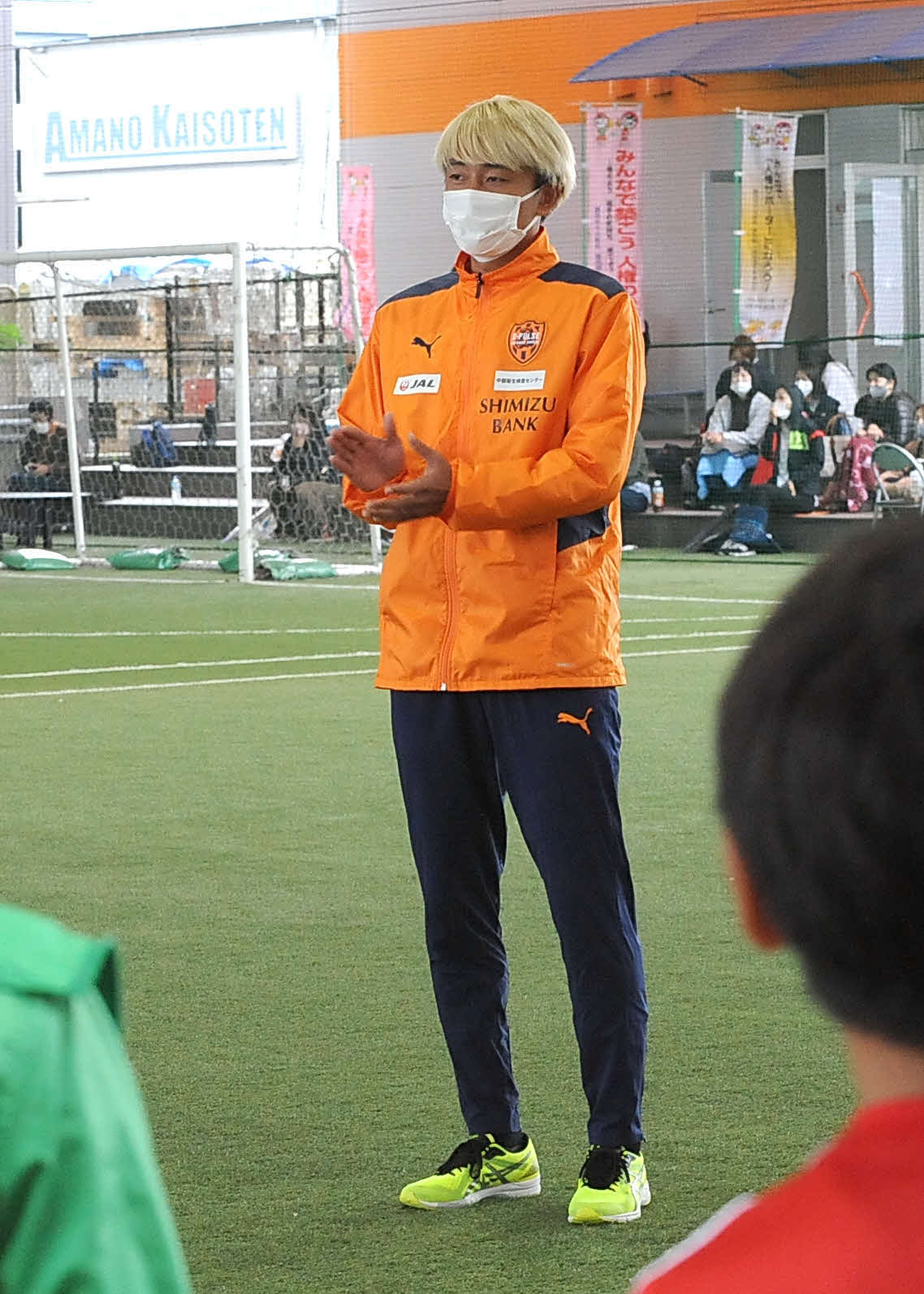 J1清水の原は、児童らに拍手を送る