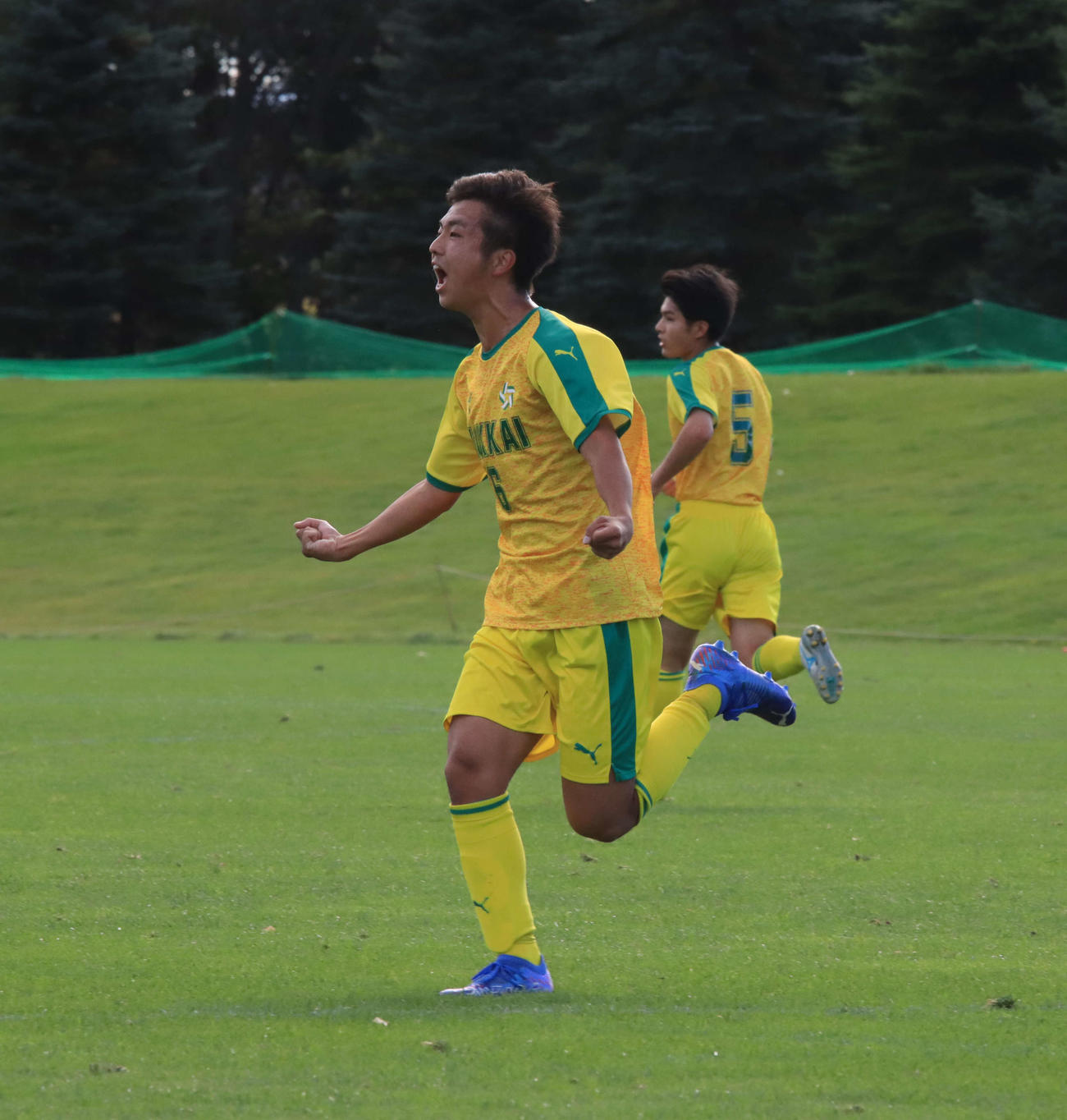 北海対札幌光星　前半、先制点を決めて喜ぶ北海MF長谷川（撮影・保坂果那）
