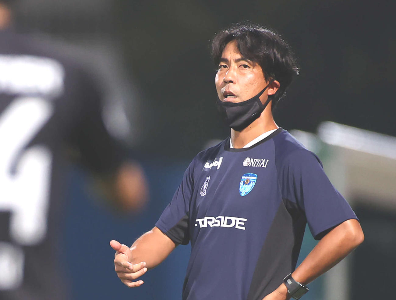 指示を出す横浜FC早川監督（21年8月25日撮影）