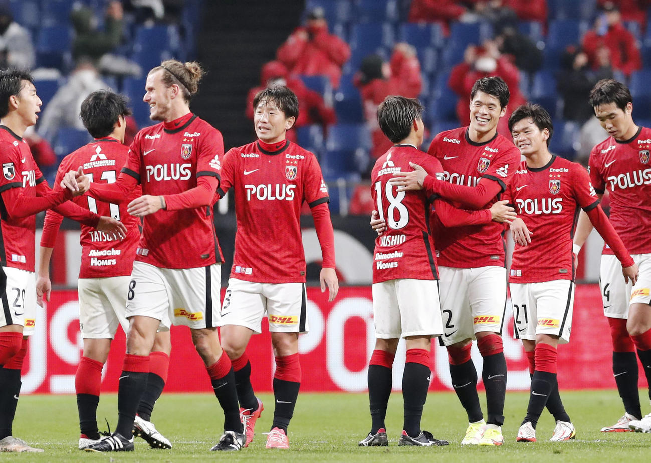 柏に大勝し、喜ぶ浦和イレブン（共同）