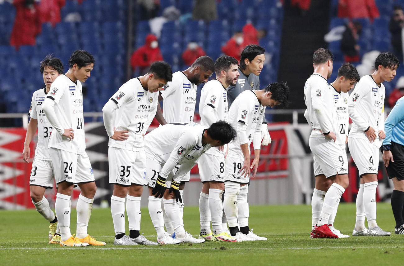 浦和に敗れ、肩を落とす柏イレブン（共同）