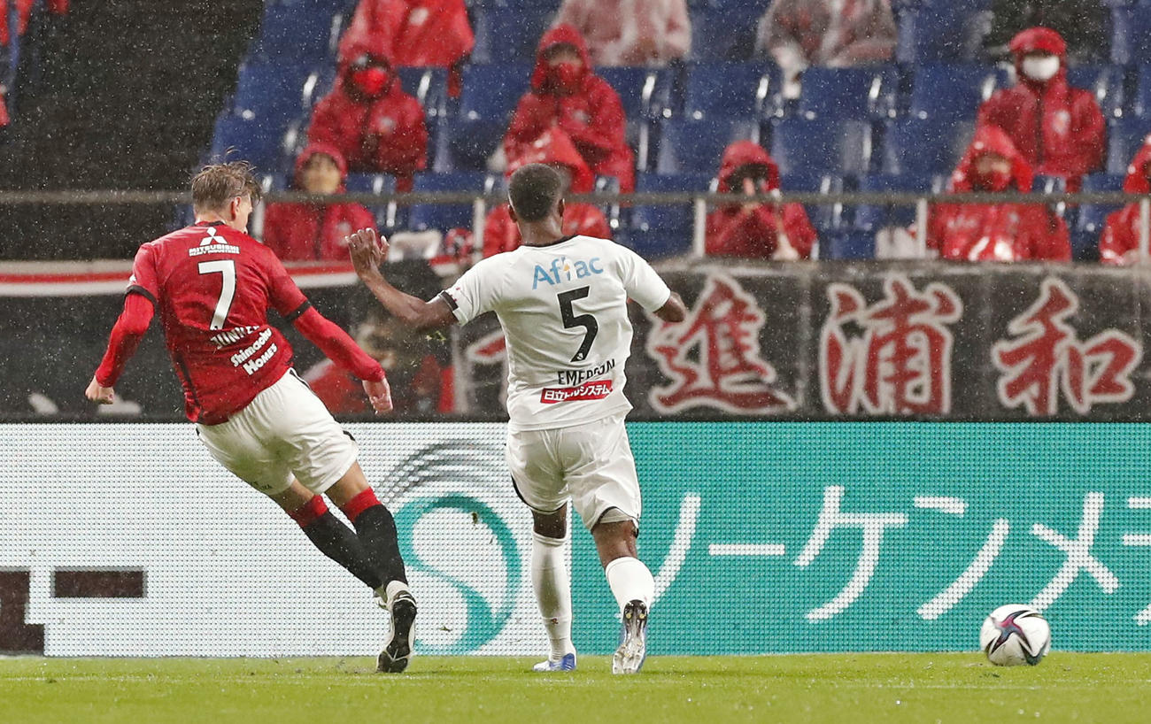 浦和―柏　前半、チーム4点目のゴールを決める浦和・ユンカー（共同）