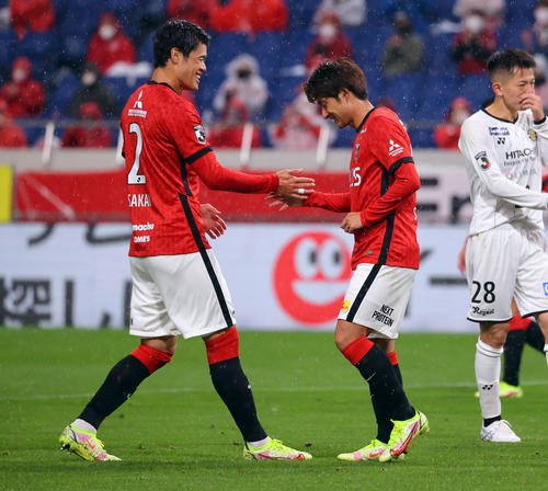 浦和対柏　PKでチーム2点目を決めた浦和関根（右）は酒井に祝福される（撮影・浅見桂子）