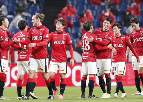 柏に大勝し、喜ぶ浦和イレブン（共同）