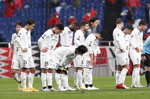 浦和に敗れ、肩を落とす柏イレブン（共同）