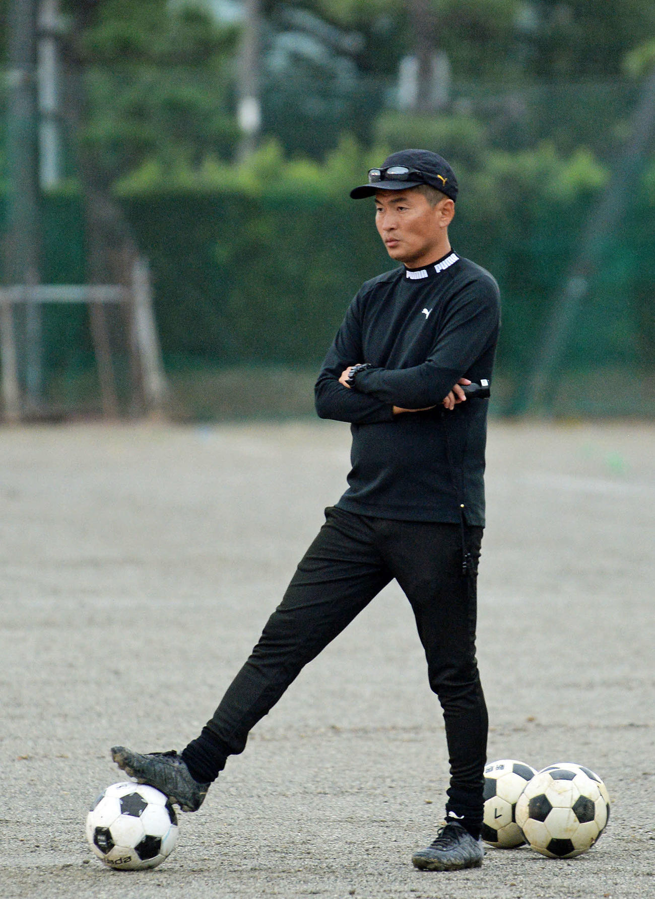 真剣な表情で選手の動きを確認する新居の村松監督