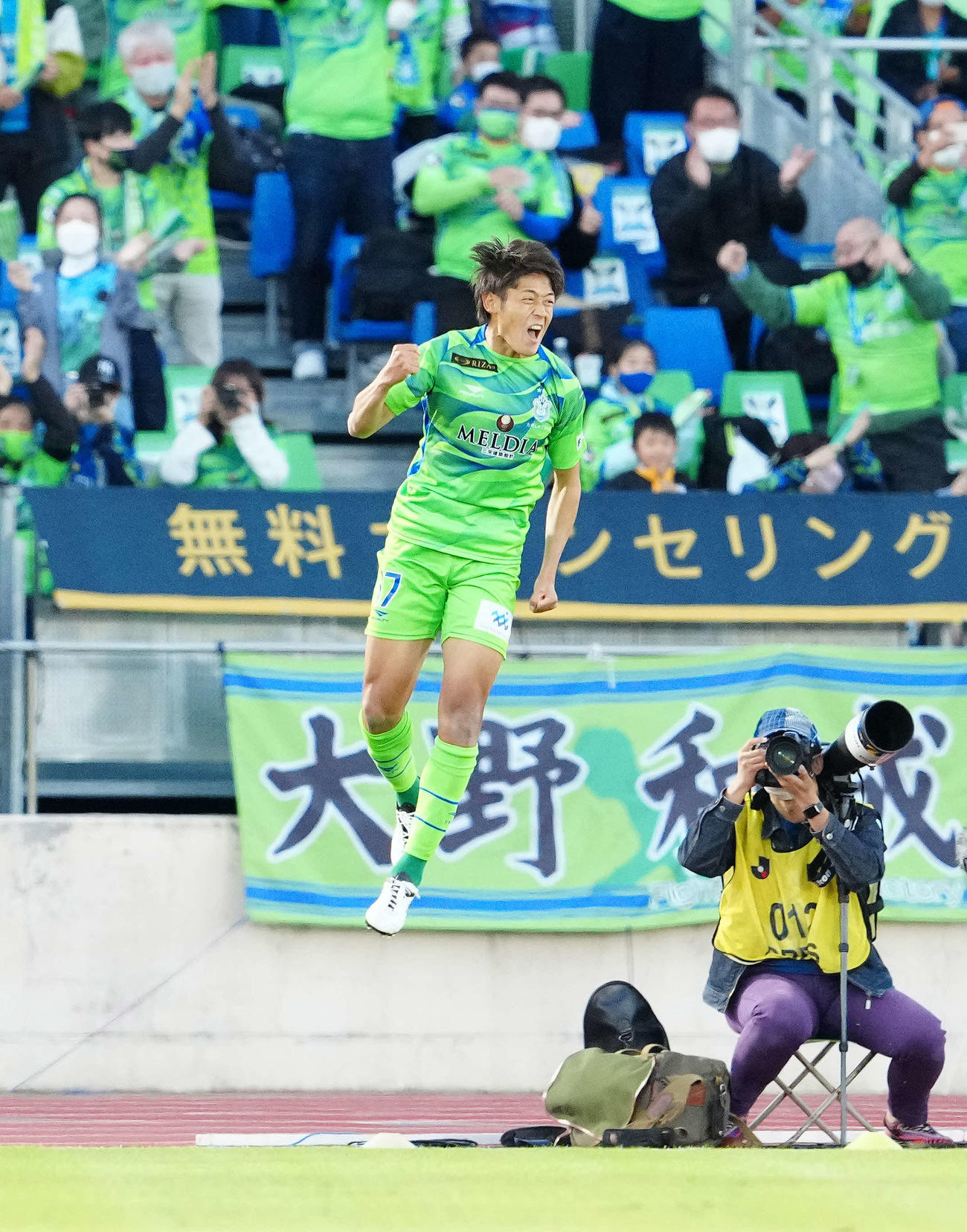 湘南対横浜FC　後半、同点ゴールを決めガッツポーズする湘南大橋（撮影・江口和貴）