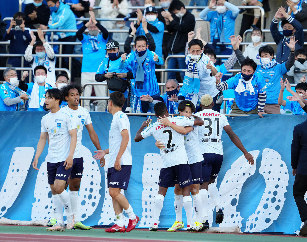 湘南対横浜FC　後半、先制ゴールを決めサポーターの近くで歓喜する横浜FC松尾（右から2人目）（撮影・江口和貴）
