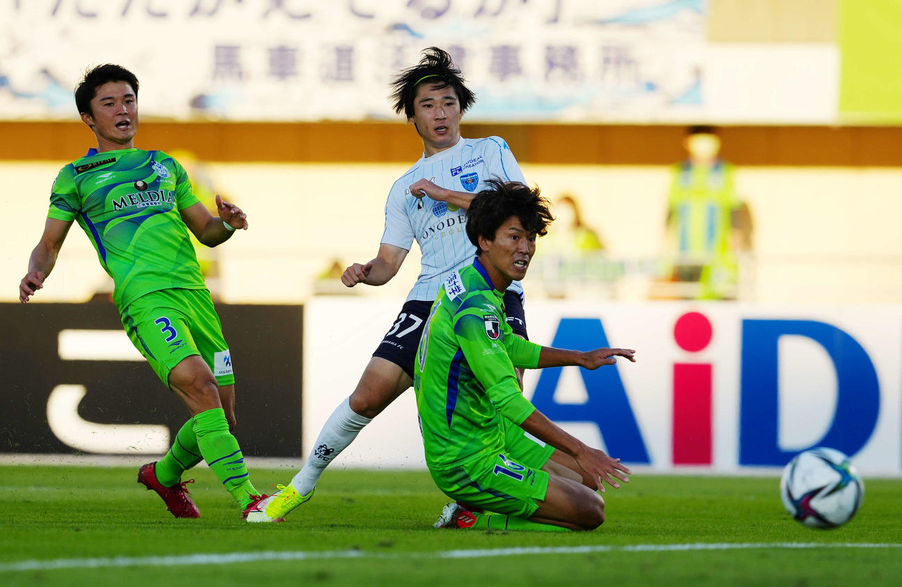 湘南対横浜FC　後半、先制ゴールを決める横浜FC松尾（中央）（撮影・江口和貴）
