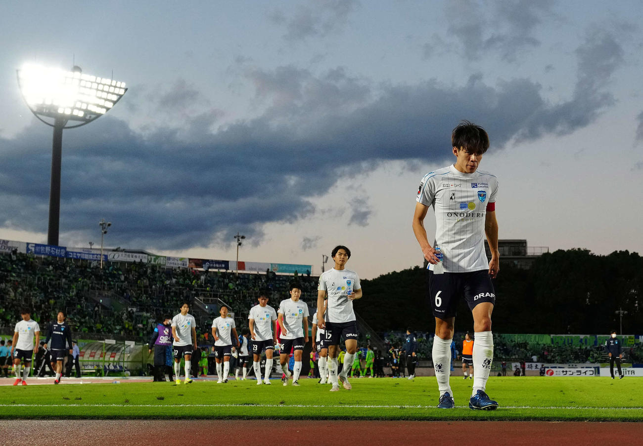 湘南対横浜FC　湘南に敗れ、厳しい表情でサポーターにあいさつへ向かう横浜FC瀬古（手前）（撮影・江口和貴）