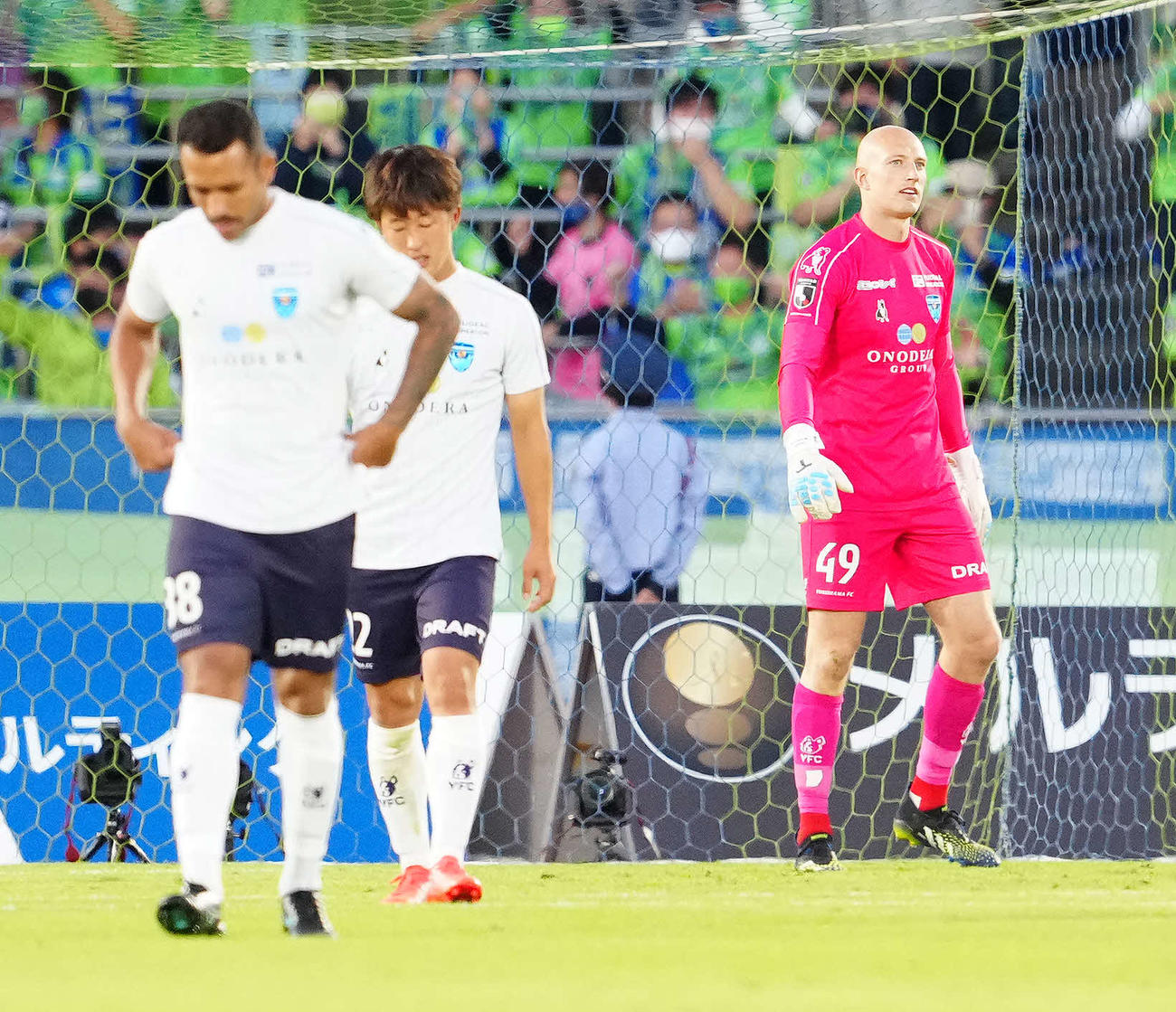 湘南対横浜FC　後半、湘南山田に勝ち越しゴールを決められ厳しい表情の横浜FC・GKブローダーセン（右）（撮影・江口和貴）