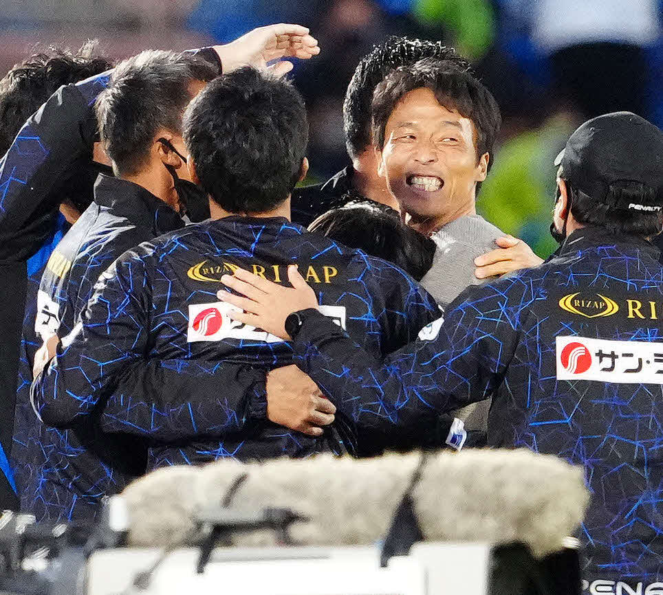 湘南対横浜FC　試合後、スタッフと勝利を喜ぶ湘南山口監督（右から2人目）（撮影・江口和貴）