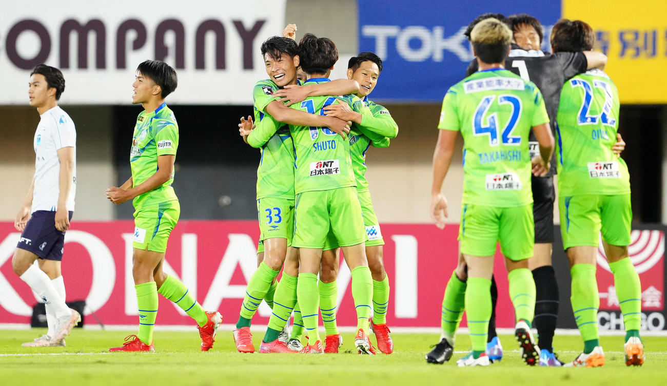 湘南対横浜FC　試合後、勝利を喜ぶ山田（中央右）ら湘南の選手たち（撮影・江口和貴）