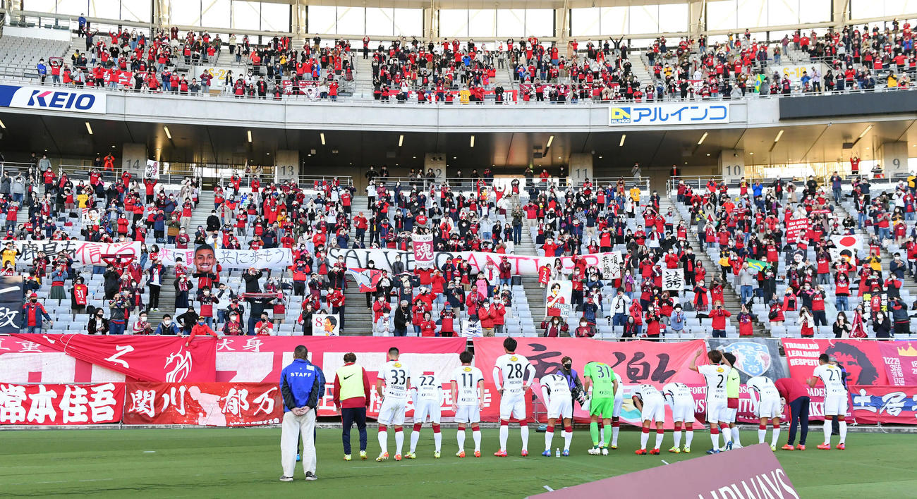 東京対鹿島　東京に勝利し、サポーターにあいさつする鹿島イレブン（撮影・たえ見朱実）