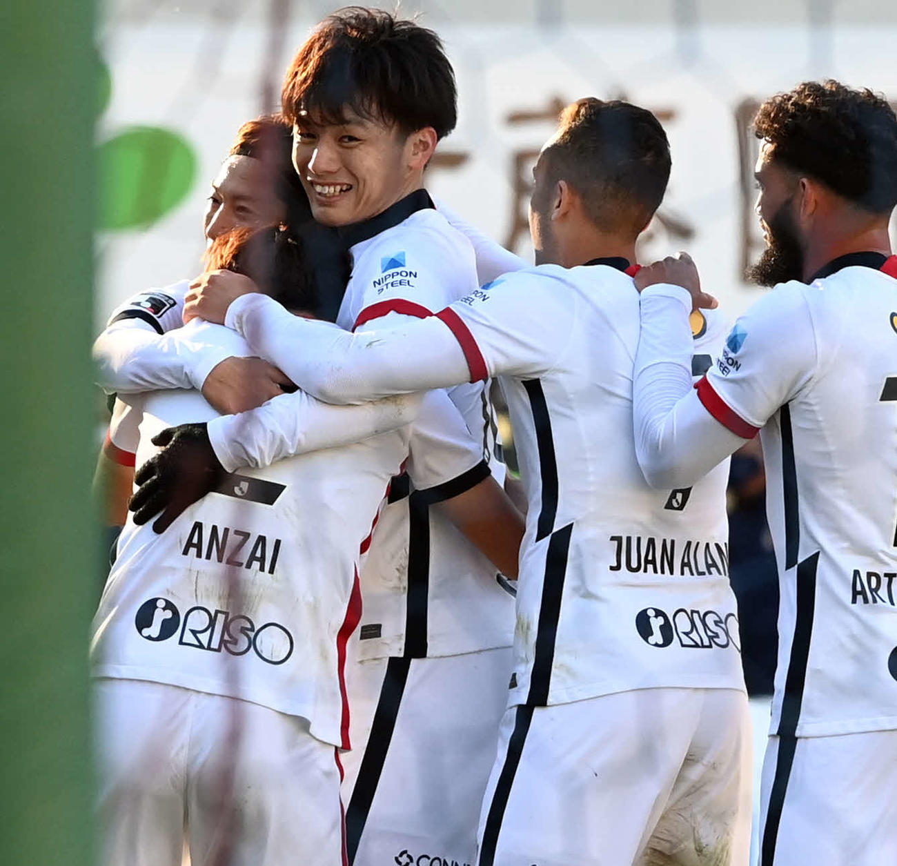 東京対鹿島　後半、ゴールを決めて笑顔を見せる鹿島上田（左から3人目）（撮影・たえ見朱実）