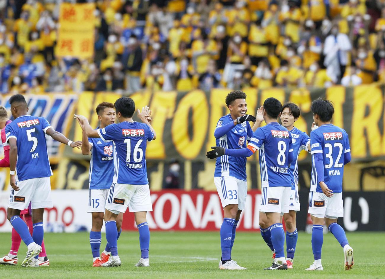 広島に快勝し、喜ぶ仙台イレブン（共同）