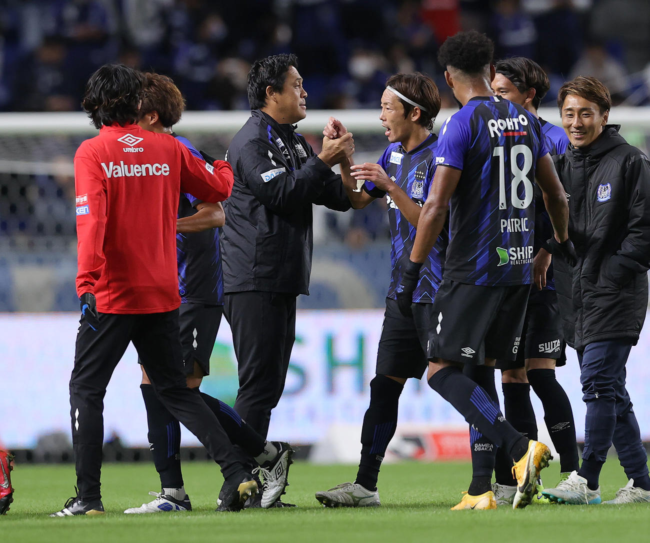G大阪対鳥栖　鳥栖に勝利し、選手を出迎えるG大阪松波監督（左から3人目）（撮影・前田充）