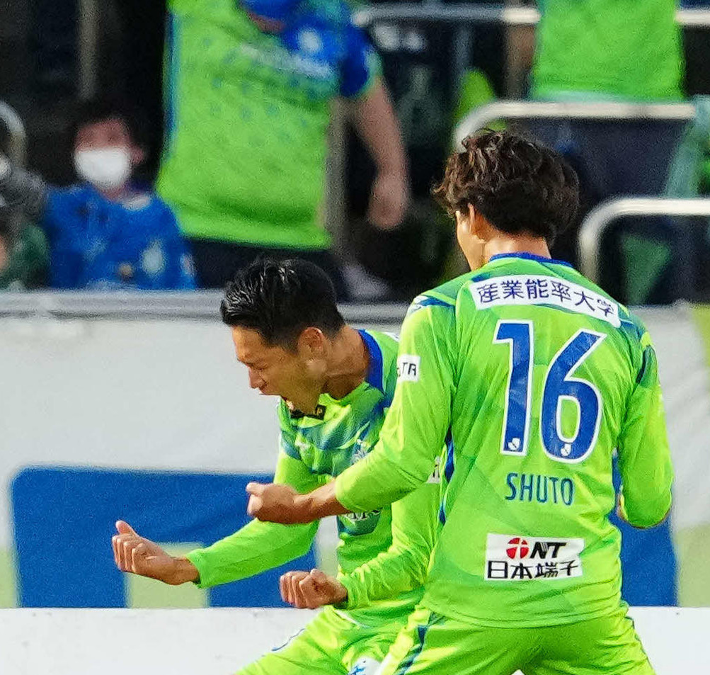 湘南対横浜FC　後半、勝ち越しゴールを決め歓喜する山田（左）（撮影・江口和貴）